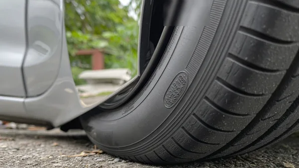 Foto close-up dinding samping ban dengan kode produksi empat digit