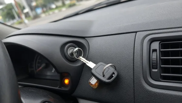 Foto kunci mobil dengan remote dan baterai koin yang dibuka