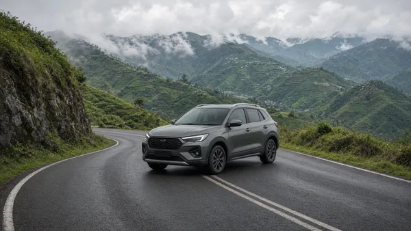Foto crossover kompak melaju di jalan pegunungan Indonesia dengan bukit hijau