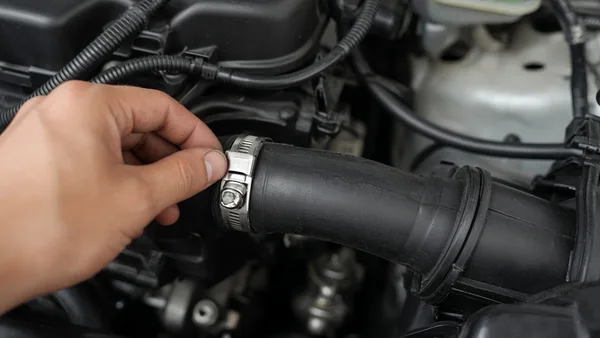 Foto close-up selang intercooler dan klem di ruang mesin turbo kompak